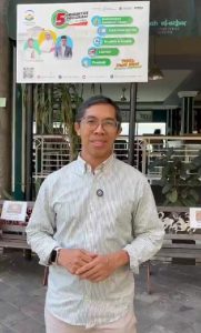 Ahmad-Fuadi-berfoto-di-lingkungan-Kampus-2-Diniyyah-Al-Azhar-yang-menurutnya-memancarkan-energi-dan-semangat-belajar-yang-luar-biasa