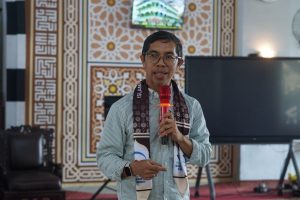 Ahmad Fuadi memberikan pesan untuk siswa-siswi Diniyyah Al-Azhar Jambi dengan penuh semangat