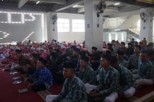 Para santri Diniyyah Al-Azhar mengikuti kegiatan dengan penuh semangat, salah satu hal yang membuat Ahmad Fuadi terkesan sejak awal kedatangannya.