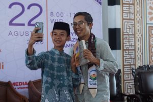 Siswa antusias untuk mengabadikan momen bersama Ahmad Fuadi, seorang penulis nasional