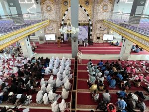 Suasana kegiatan Temu Penulis Nasional dilihat dari lantai atas Masjid Kampus 2 Diniyyah Al-Azhar, diikuti ratusan siswa dan peserta.