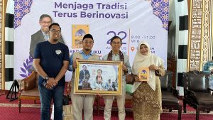 Foto bersama penulis Ahmad Fuadi dengan perwakilan panitia dan yayasan Diniyyah Al-Azhar usai kegiatan berlangsung.